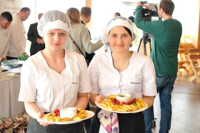 Małgorzata Wójcik (z lewej) i Gabriela Sput z klasy I G z Zespołu Szkół Ponadgimnazjalnych w Busku-Zdroju wygrały konkurs kulinarny "Cudze chwalicie...&#8221;. Przygotowały leśne pierożki z sosem czosnkowym.