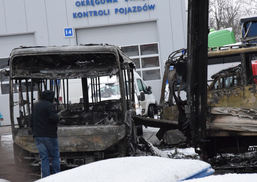 Duży pożar przy Żmigrodzkiej. Spłonęły dwa autobusy i siedem pojazdów dostawczych