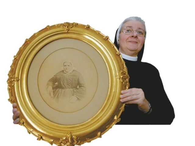 Siostra Margarita Cebula prezentuje XIX-wieczne zdjęcie założycielki elżbietanek.