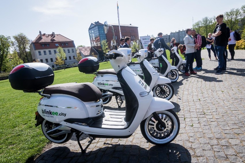 Myślenice. Przez miasto na wypożyczonej hulajnodze (elektrycznej) albo na skuterze 