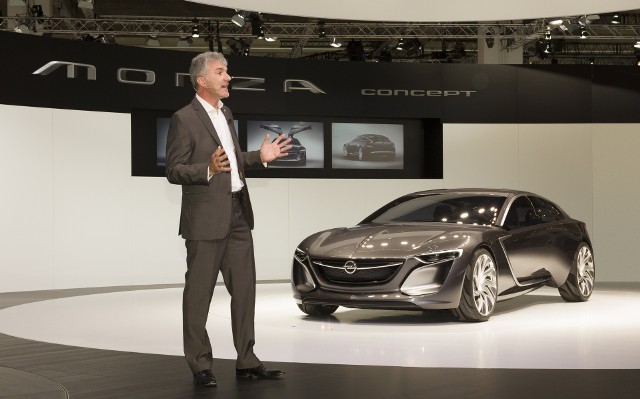 Mark Adams, wiceprezes ds. projektowania w firmie Opel/Vauxhall: „Chcemy być niemiecką marką, która budzi emocje. W koncepcji Monza tkwi zalążek Stylistyki Opla 2.0, która zdefiniuje charakter naszych samochodów produkcyjnych na kolejne osiem, dziesięć lat.” Fot: Opel