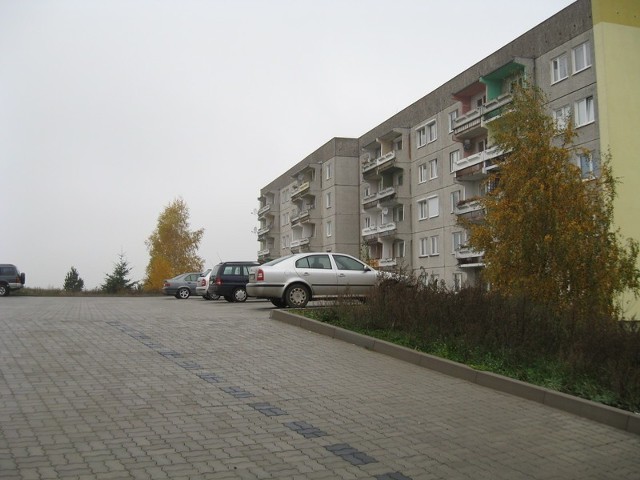 Mieszkańcy bloków na Górnym Tarasie z niecierpliwością czekali na nowy parking. W końcu go mają, ale na jak długo?