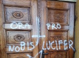 Satanistyczne napisy na drzwiach kościoła w Goleszowie. czy to zwykli wandale czy wyznawcy Szatana zniszczyli drzwi do świątyni? 