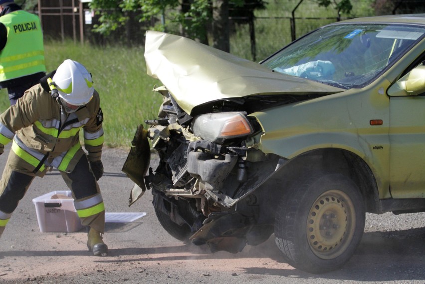 Mercedes uderzył w betonowe bariery, które rozpruły auto. Dwie osoby ranne [ZDJĘCIA]