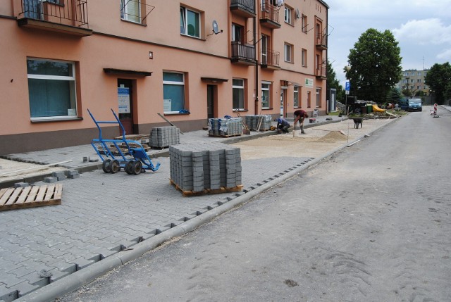 Na osiedlu Brożka we Włoszczowie trwa układanie chodników i dalszy etap prac związanych z przebudową miejskiego szlaku. Więcej na następnych zdjęciach >>>