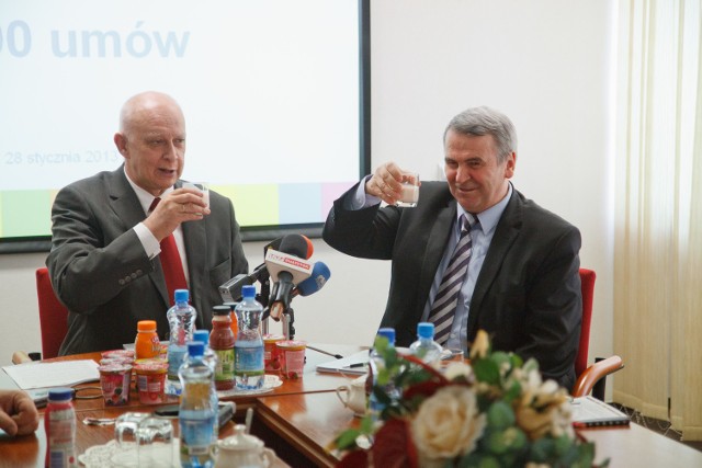 Za powodzenie nowej inwestycji i dalsze sukcesy branży mleczarskiej prezes Mlekovity Dariusz Sapiński (z prawej) i marszałek Jarosław Dworzański wznieśli toast jogurtem