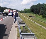 GORZÓW WLKP. Poważny wypadek na S3. Samochód wypadł z drogi. W aucie uwięzione cztery osoby 