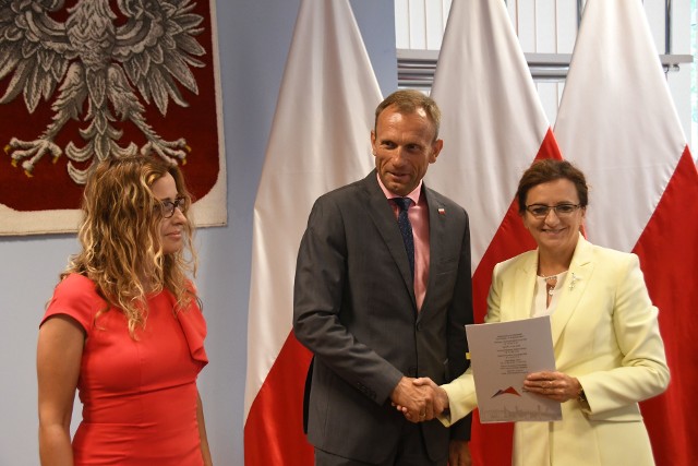 Wójt gminy Piekoszów, Zbigniew Piątek podpisuje umowę z wojewodą Agatą Wojtyszek.