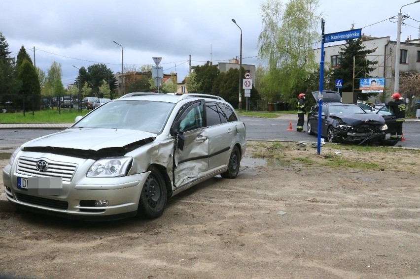 Wypadek toyoty i BMW na wrocławskich Złotnikach (ZDJĘCIA)