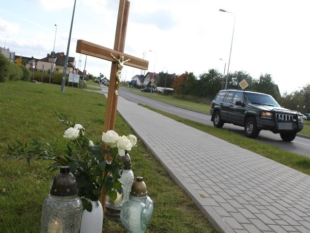 W tym miejscu dwa miesiące temu zginął 16-letni Mateusz. Policja ustala dokładne okoliczności zdarzenia. Rodzice chłopaka ustawili tu krzyż dla upamiętnienia syna.