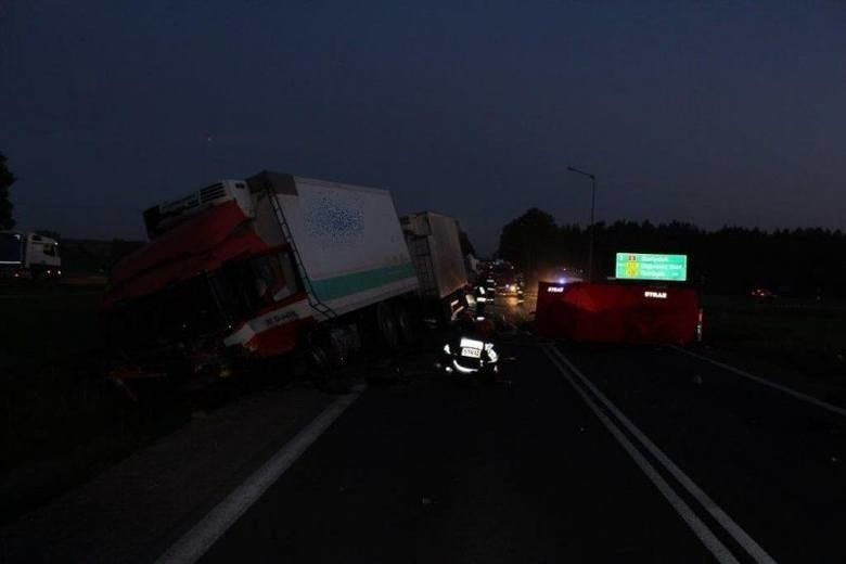 Wypadek śmiertelny w Suchowoli. Na DK8 zderzyła się osobówka z TIR-em. W płomieniach zginęły trzy osoby [ZDJĘCIA]