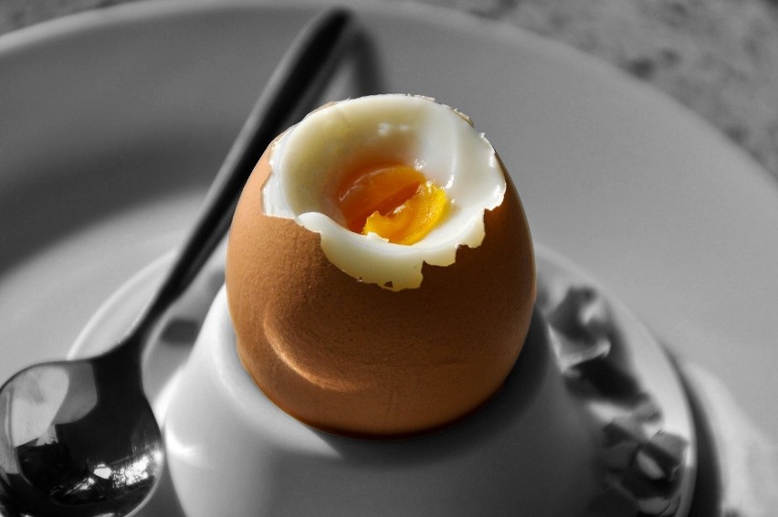 Jeśli lubimy jajka na półtwardo (mollet, mole), gotujemy je...