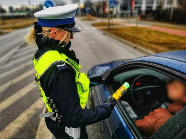 Policjanci z łomżyńskiej drogówki zatrzymali nietrzeźwego kierowcę, który miał orzeczony zakaz prowadzenia pojazdów mechanicznych, właśnie za jazdę w stanie nietrzeźwości. 18-latek spowodował kolizję ze skodą i odjechał z miejsca zdarzenia. Badanie alkomatem wykazało, że miał blisko 2 promile alkoholu w organizmie. Za przestępstwa których się dopuścił grozi mu do 5 lat pozbawienia wolności.