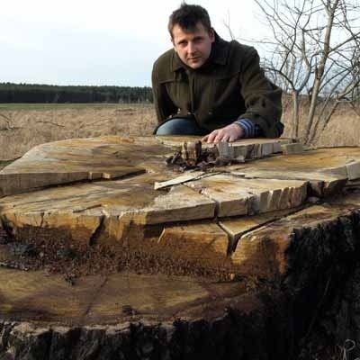 Marcin Turlej mieszka w pobliżu żwirowni. - Jeszcze nie powiększyła się, a już widać negatywne efekty - mówi i pokazuje, jakie wycięto drzewa.