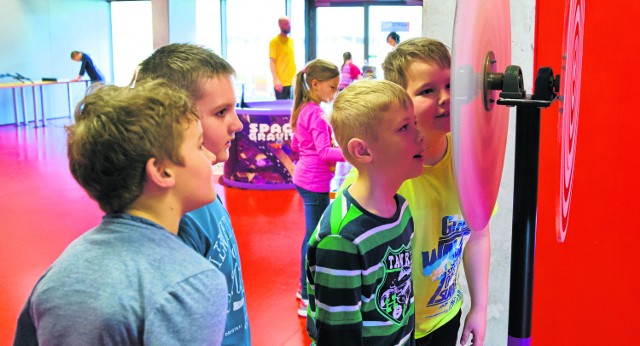 Do soboty na Stadionie Miejskim trwa interaktywna wystawa Exploratorium w ciekawy sposób ilustrująca różne zjawiska naukowe. Wczoraj oglądały ją m.in. dzieci ze szkół podstawowych nr 5 i 14 w Białymstoku. To jeden z elementów kampanii Postawmy na młodych.