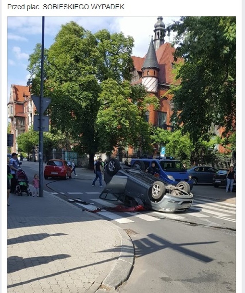 Bytomiu: Samochód dachował w centrum miasta pod Muzeum Górnośląskim