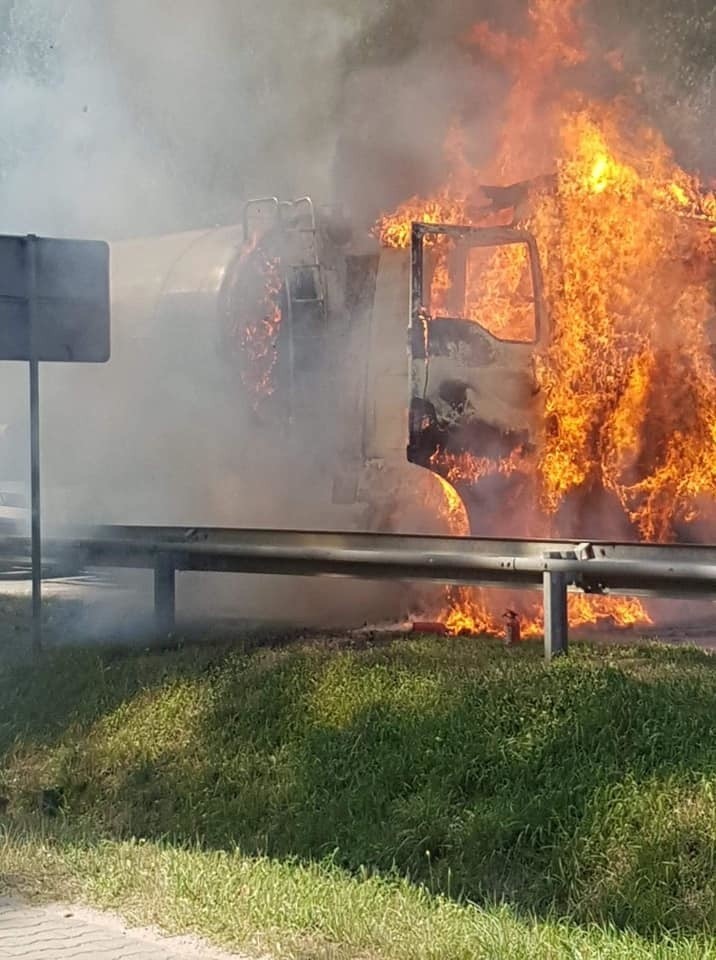 Na krajowej "dziesiątce" płonęła cysterna z krwią