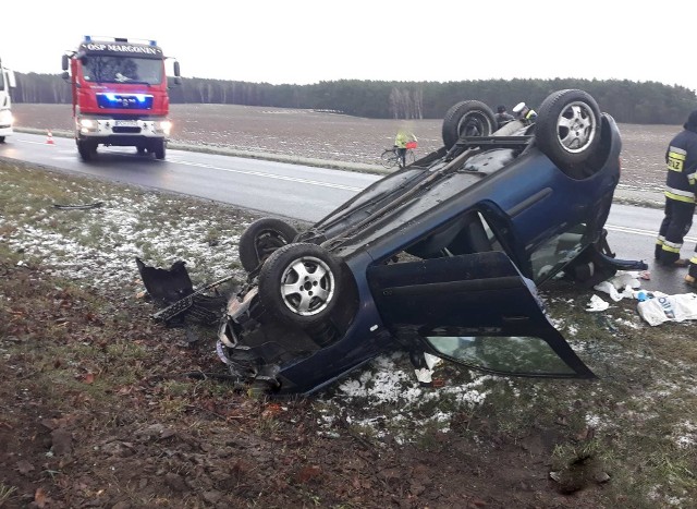 Do groźnie wyglądającego wypadku doszło w poniedziałek po południu na drodze wojewódzkiej numer 193 w miejscowości Studźce w powiecie chodzieskim.Przejdź do kolejnego zdjęcia --->