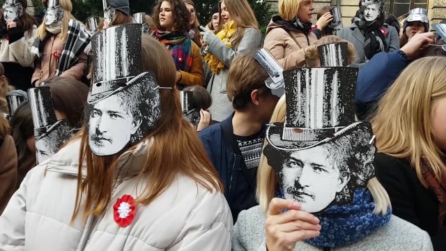 Licealiści VI LO im. Ignacego Paderewskiego maszerowali ulicami Poznania, aby uczcić patrona szkoły.