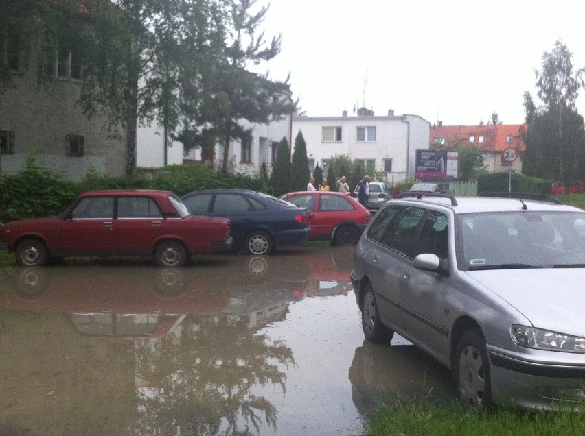 Wrocław: Awaria wodociągowa na Sępolnie. Woda wylała się na ulice (ZDJĘCIA)