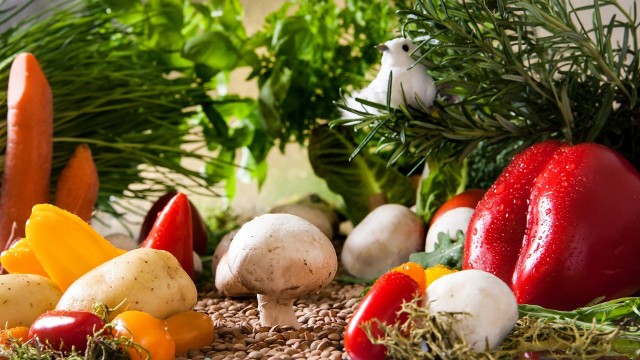Sąsiedztwo warzyw ma ogromne znaczenie. Jakie zioła wysiać, aby cieszyć się dorodnym plonem marchwi lub cebuli?