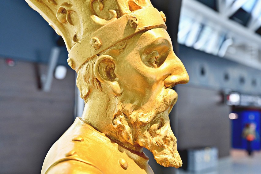 Replika rzeźby Zygmunta II Augusta na lotnisku w Gdańsku