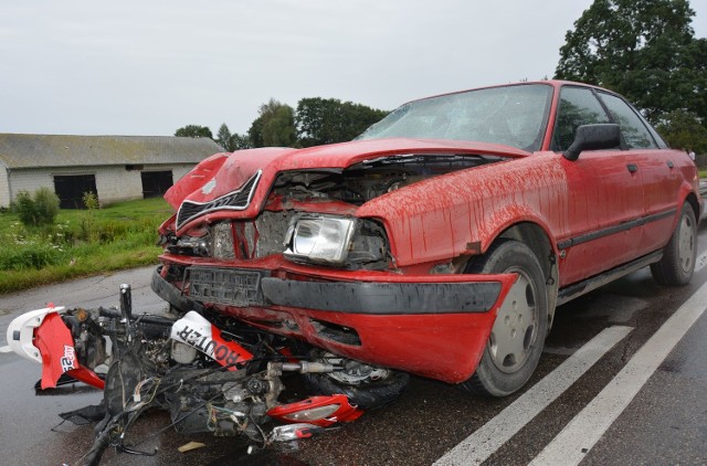 Rudniki. Wypadek 16-latka na motorowerze. Wpadł pod audi