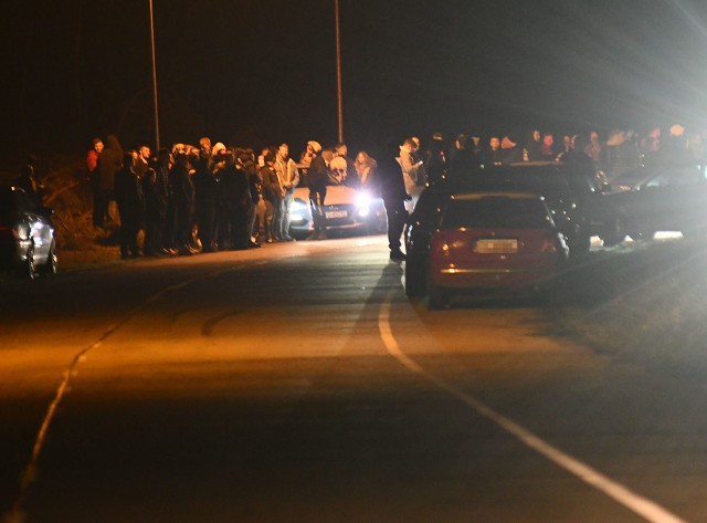 Początkowo na miejscu nielegalnego "zlotu" pojawił się jeden patrol policji. Później docierały kolejne.