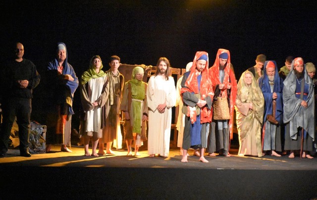 Grupa Niezależna z Chełmka wystąpiła w minioną niedzielę z premierą spektaklu Misterium Męki Pańskiej na scenie chełmeckiego MOKSiR-u