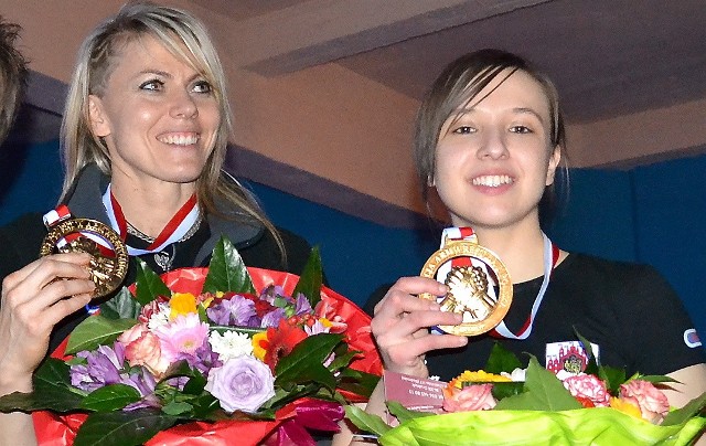 Marlena Wawrzyniak (z lewej) wywalczyła złoto mistrzostw Europy na lewą a srebro na prawą rękę. Marta Opalińska - srebro w kat. juniorów do lat 21.