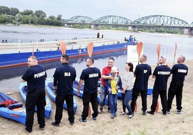 „Sześciu Wspaniałych” w koszulkach z napisem „Płyniemy dla Rafała KP Bydgoszcz Fordon” stanęło także nad brzegiem Bałtyku, do którego szczęśliwie dotarli w piątek!
