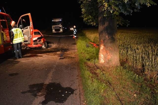 Wypadek w Jerzycach. Samochód rozbił się o drzewo