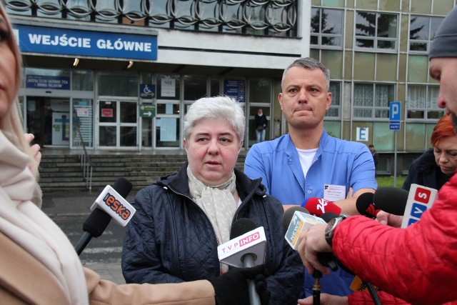 Dyrektor WSS nr 5 Alicja Cegłowska i neurochirurg Wojciech Kaspera poinformowali o stanie zdrowia żołnierza