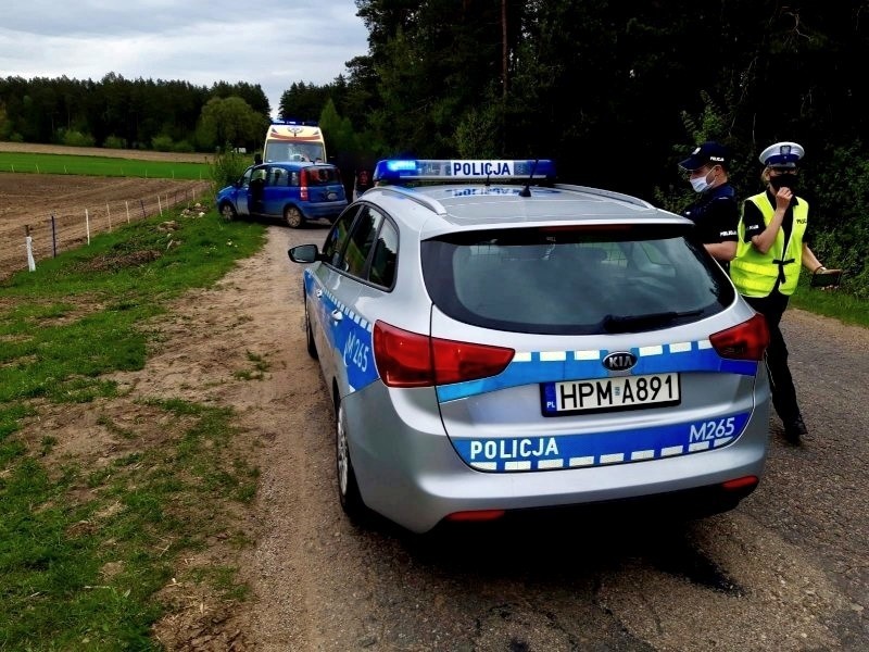 Pościg za złodziejem samochodu w powiecie kolneńskim. Zrobił to na oczach właściciela. Uciekając chciał ukraść kolejne auto (zdjęcia, wideo)