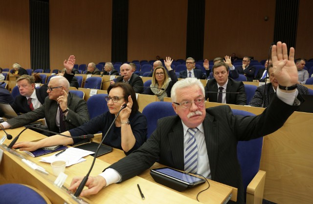 Andrzej Bartnicki (z prawej) musi tłumaczyć się w związku ze swoim niewybrednym zachowaniem podczas wczorajszej sesji sejmiku województwa pomorskiego.
