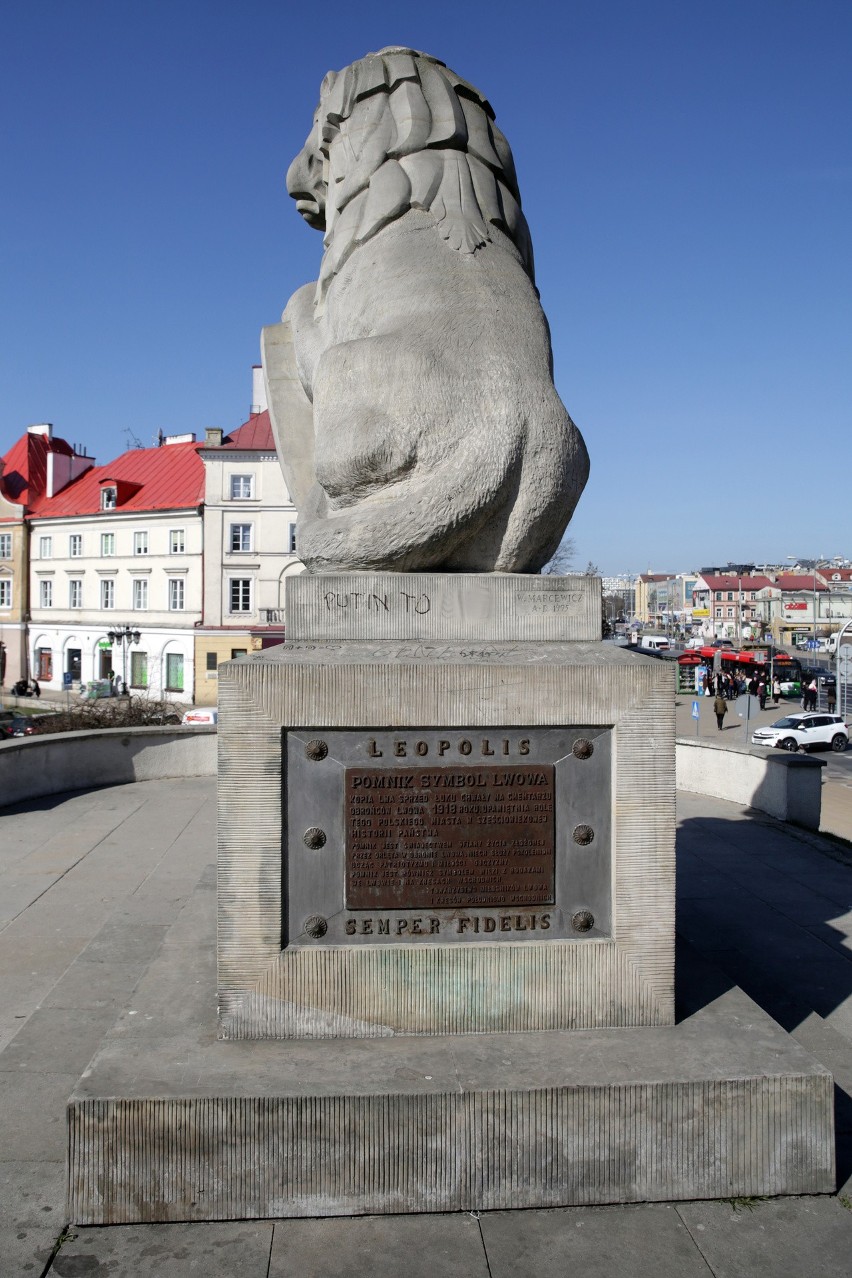 Lublin. Pomnik „Symbol Lwowa” zdewastowany przez grafficiarzy. Wandale bez litości dla rzeźby lwowskiego lwa. Zdjęcia