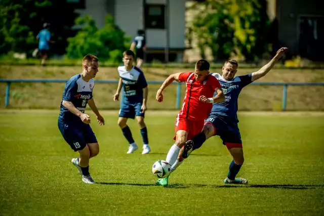 MOSP Białystok (czerwone stroje) przegrał w Wasilkowie 0:2