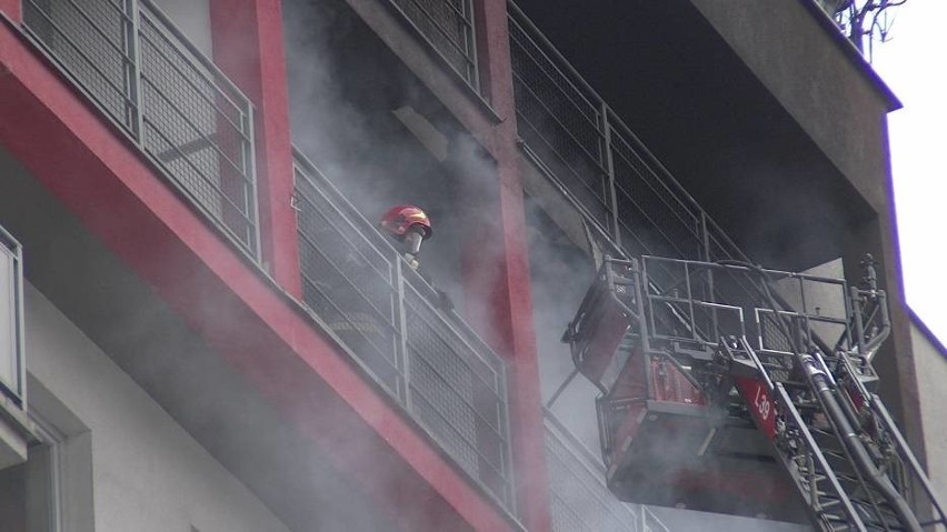 Pożar wybuchł na siódmym piętrze wieżowca