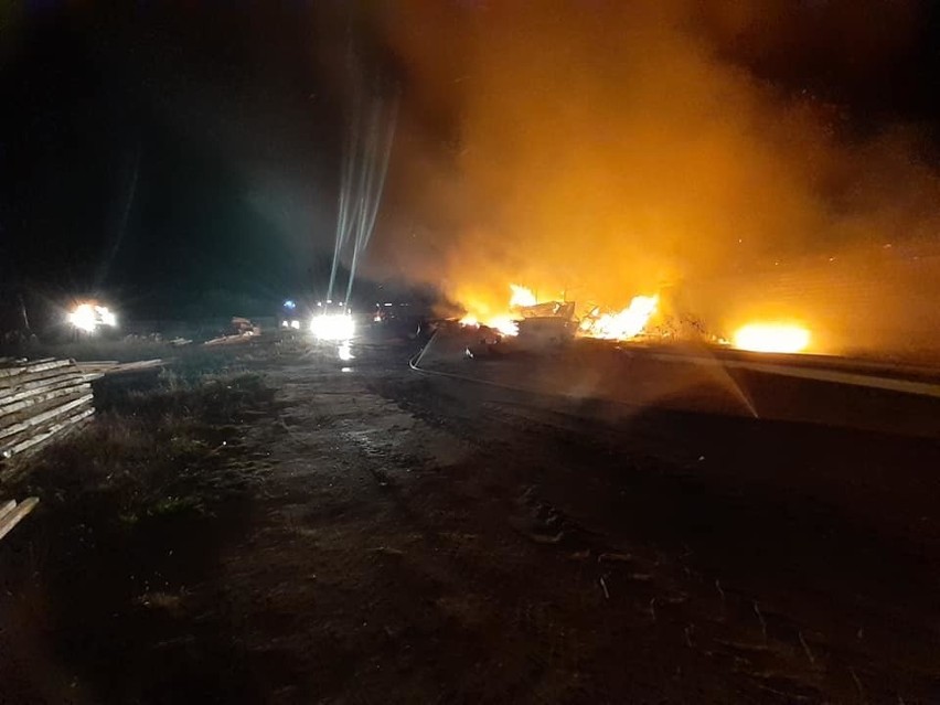 Postołowo: Pożar tartaku. Sześć zastępów strażaków walczyło z ogniem (zdjęcia)