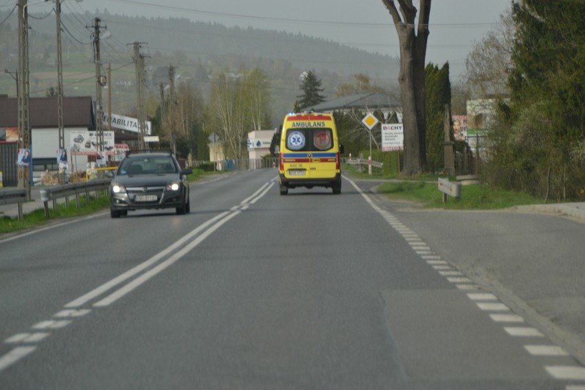 Poważny wypadek w Szymbarku. Dwie osoby trafiło do szpitala, jedna z nich z urazem kręgosłupa AKTUALIZACJA