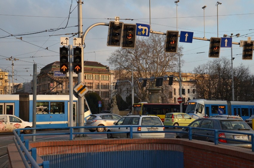 Wrocław: Chaos na placu Jana Pawła II. Nie działała sygnalizacja świetlna (ZDJĘCIA)