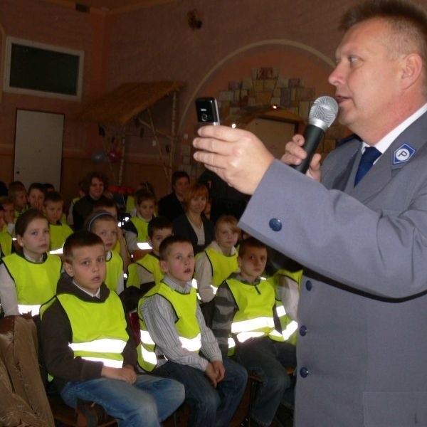 W sali Gminnego Ośrodka Kultury w Kijach uczniowie wszystkich szkół mieli na sobie kamizelki odblaskowe.