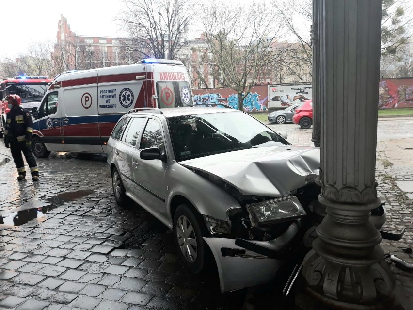 Auto uderzyło w filar wiaduktu kolejowego w centrum Wrocławia [ZDJĘCIA]