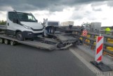 Wypadek na autostradzie A4 na wysokości Krapkowic. Kierowca lawety uderzył w bariery energochłonne