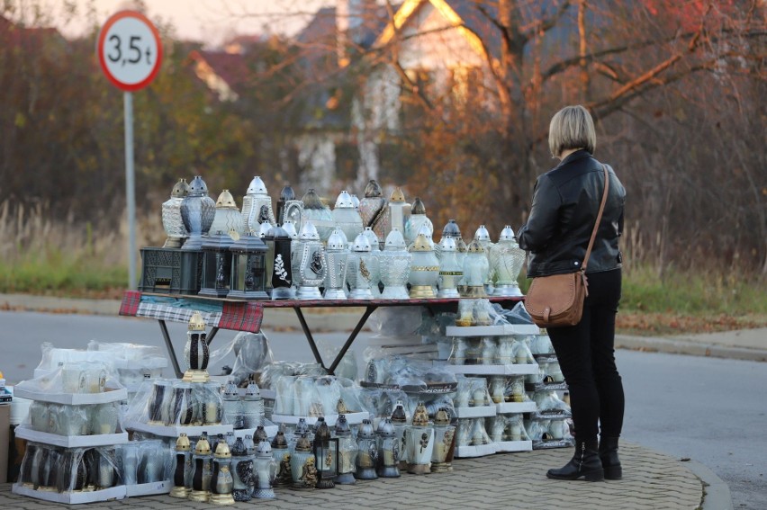 Przed Wszystkimi Świętymi w Staszowie. Kwestowano na odbudowę cmentarza (ZDJĘCIA)