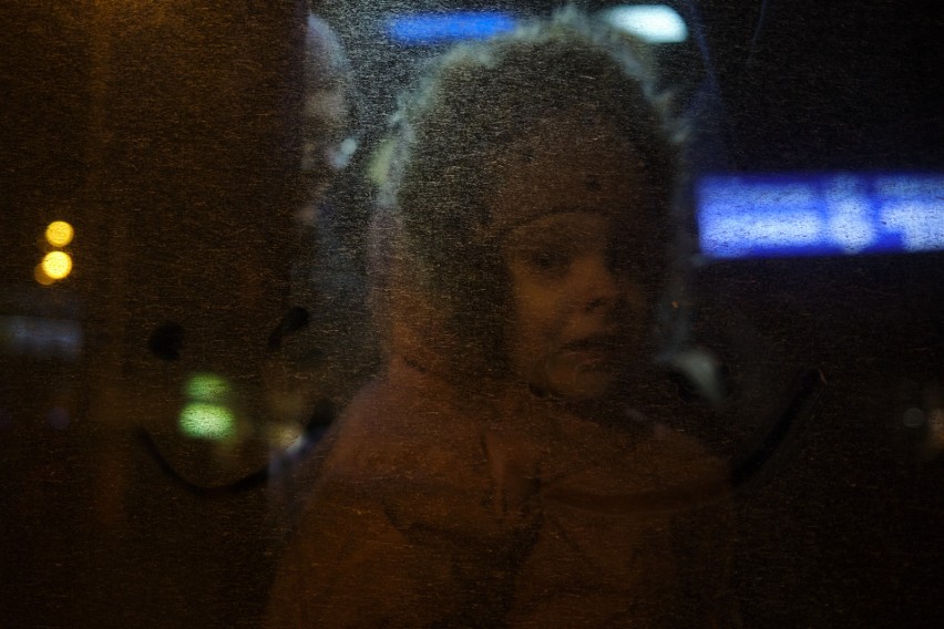 Za nami kolejna zimna noc na przejściu granicznym w Medyce. Zmarznięci i przemęczeni uchodźcy płaczą przekraczając naszą granicę [ZDJĘCIA]