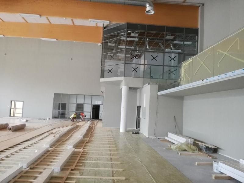 Oświęcim. Budowa nowej hali sportowej jest już na finiszu. Otwarcie planowane jest na początku września [ZDJĘCIA]