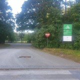 Park 3 Maja. Dziura w drodze dodatkowo zabezpiecza przed wjazdem! [ZDJĘCIA]