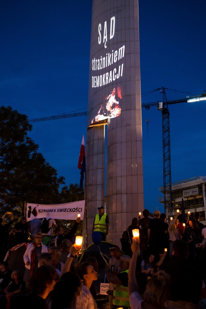 Łańcuch Światła w Warszawie [ZDJĘCIA] Demonstracja przed Pałacem Prezydenckim i marsz przed Sejm