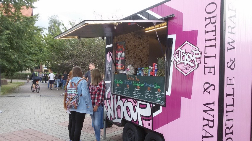 Jaworzno: Food trucki przed halą widowiskowo-sportową i dobra muzyka [ZDJĘCIA]